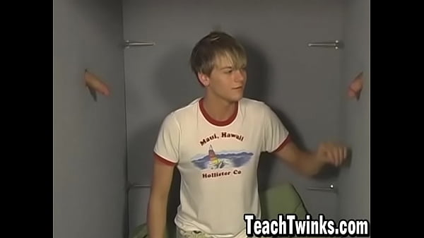 Il nuovo arrivato della confraternita Dillon Samuels succhia cazzi in una cosa a quattro