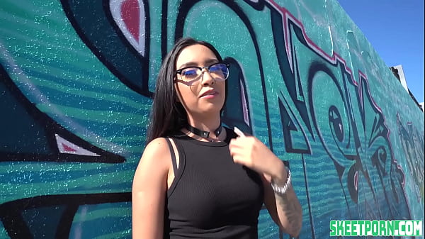 Incredibile ragazza cattiva che prende in giro