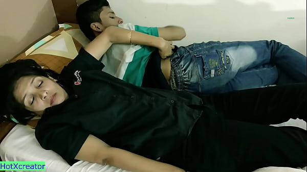 Adolescente traviesa y caliente se muestra - bukkake