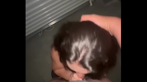 Hermosa adolescente se desnuda corrida