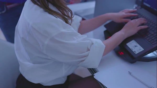 老板他妈的热大奶子秘书在办公室里。快速的办公室性爱，他在她的阴户里坚持不了超过 1 分钟