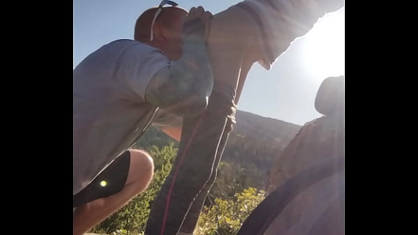 La bellissima teenager si diverte con una sborrata