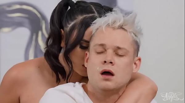 Ember Fiera si incazza con Andrew e non appena l'insegnante lascia la stanza inizia a scoparlo - TRANS ANGELS