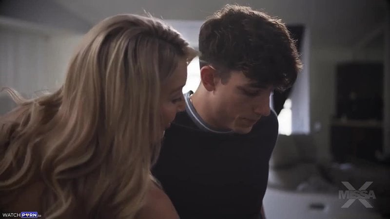 Papas unten, Laura Bentley, Parker Ambrose (Autostimme)