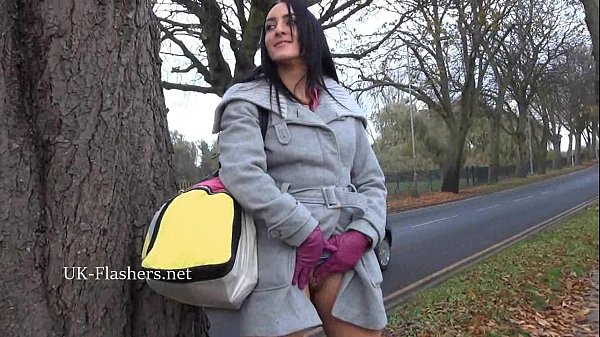 La oscura amateur Chloe Lovettes exhibe en público y al aire libre una exposición traviesa