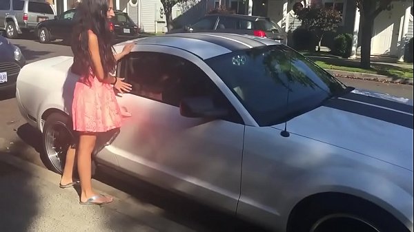 Una bella ragazzina porca si mette in mostra - teenager