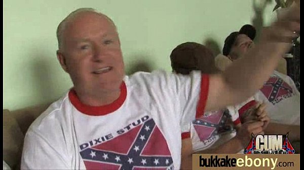 Procace ragazza nera con bagnoschiuma succhiacazzi di gruppo! 22