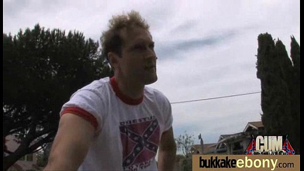 Procace ragazza nera con bagnoschiuma succhiacazzi di gruppo! 5