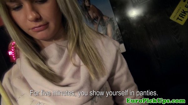 Una giovane sexy e tirata mostra le sue tette al bar