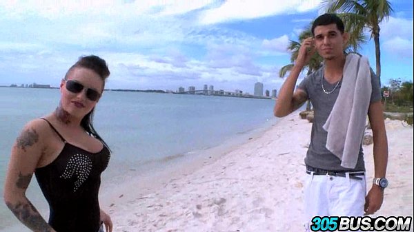 克里斯蒂·麦克在 305 路公交车上操了几个男人 2.2