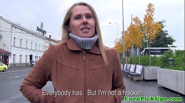 Euro girlnextdoor succhia il cazzo per soldi