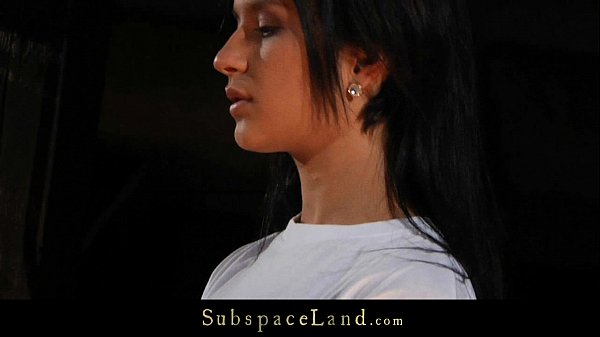 Adorable morena azotada y follada en el subespacio