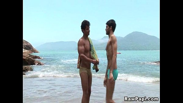 Simpatico latino succhiato e scopato all'aperto