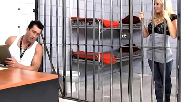 बड़े स्तन वाली गोरी लड़की गिरफ्तार