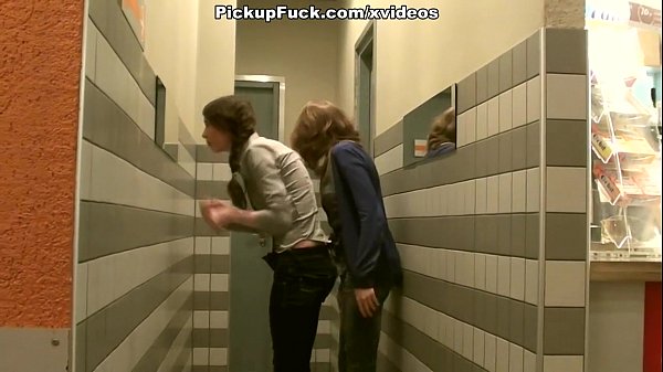 Ragazza con due trecce fa un pompino a due ragazzi contemporaneamente