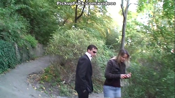 Blondes Luder macht Blowjob im Wald